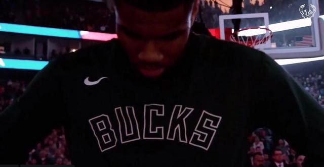 库蒂尼奥为小儿子庆祝生日，一家人身穿他效力过球队的球衣（库蒂尼奥为幼子庆生，全家穿上他昔日效力球队的球衣）