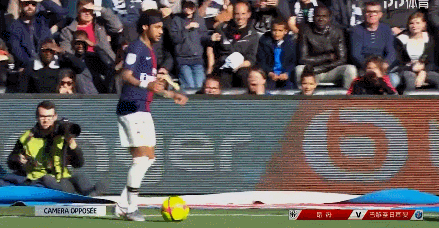 B费：留在曼联是因相信能在这赢得荣誉；和裁判摊手是沟通习惯（B费：留队曼联因坚信能在此赢得荣誉；向裁判摊手只是沟通方式）