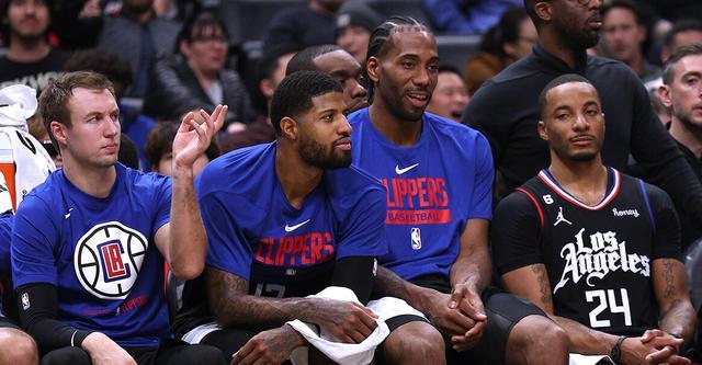 詹姆斯谈NBA杯出局：我不在乎这个，有没有杯赛我都热爱打球（詹姆斯回应NBA杯出局：杯赛与否无关紧要，我依旧热爱打球）