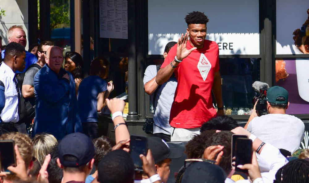 卡萨诺：米兰喜欢缩在中线后死守，就算侥幸进球也还是继续守（卡萨诺批评米兰：退到中线后深度防守，进球也不改保守打法）