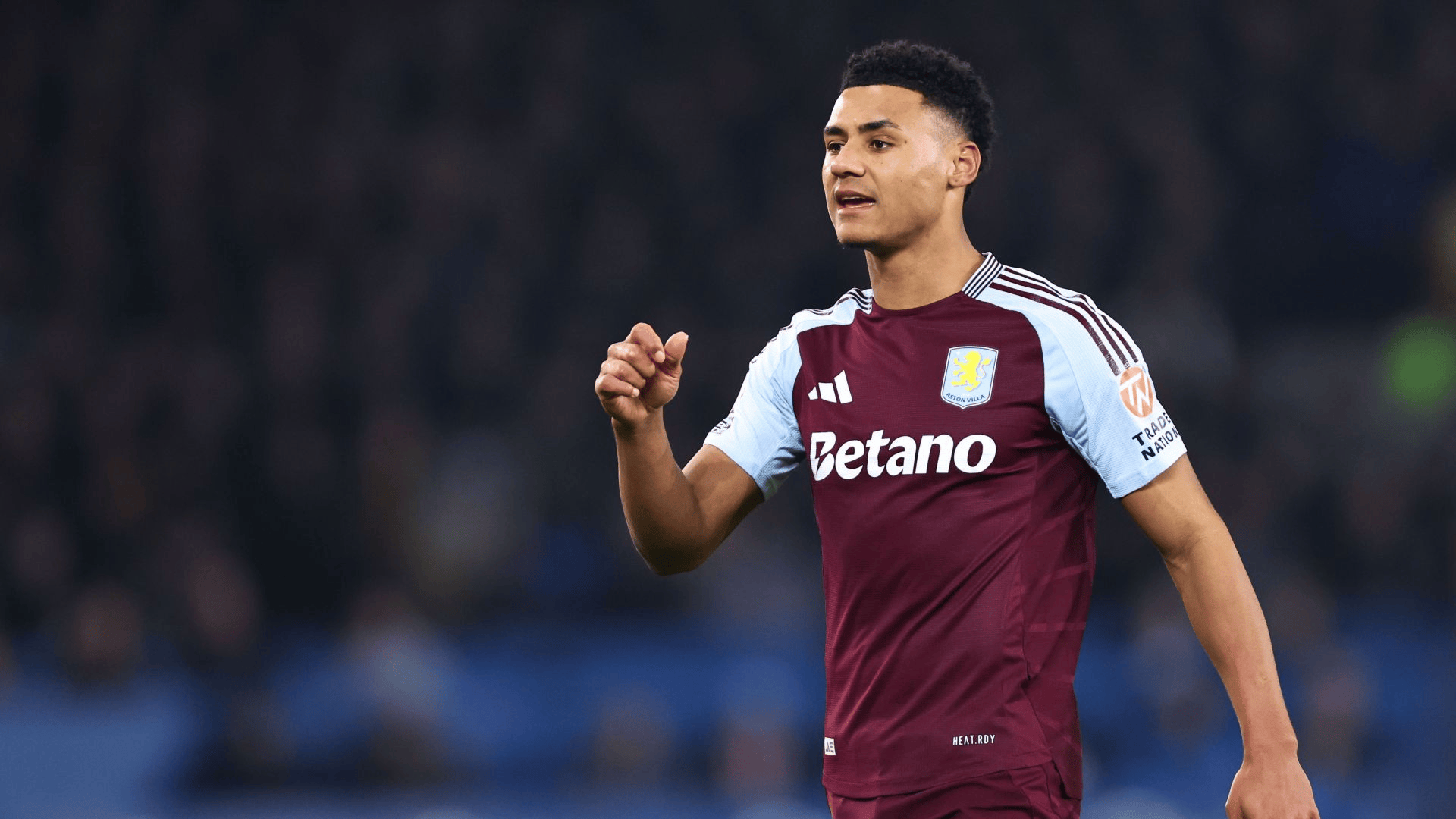 詹姆斯时隔14年再次来蓉，现场表白“我太爱成都了”，球迷冒雨齐聚万象城集体高呼“LBJ”（阔别14年詹姆斯再访成都：现场告白“太爱成都”，万象城球迷冒雨齐喊“LBJ”）