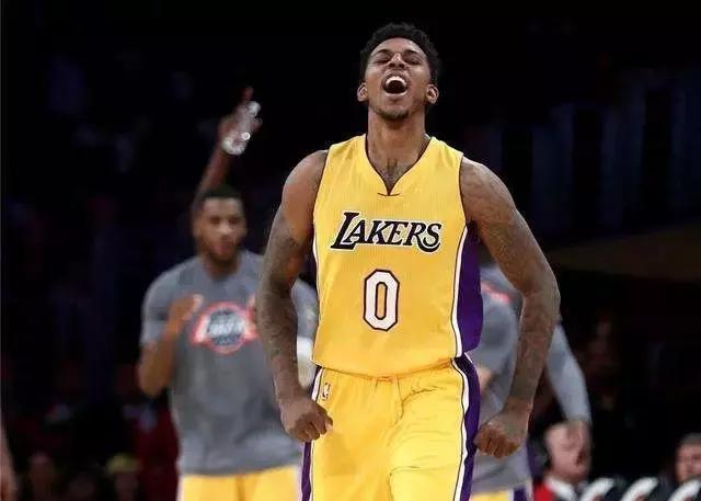 科莫利：很高兴尤文拥有斯帕莱蒂；意大利人非常热爱足球（科莫利：尤文拥有斯帕莱蒂令人欣喜，意大利人对足球充满热情）