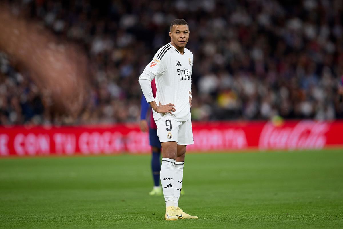 禁区爆射破门，39岁胡尔克达成生涯500球里程碑（39岁胡尔克禁区重炮破网，职业生涯第500球达成）