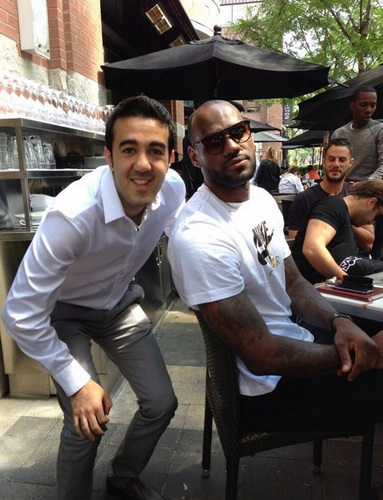 和三笘薰合影的11岁小球员有日本和法国血统，出自吉田麻也担任院长的青训机构（与三笘薰合影的11岁小将为日法混血，出自吉田麻也任院长的青训机构）