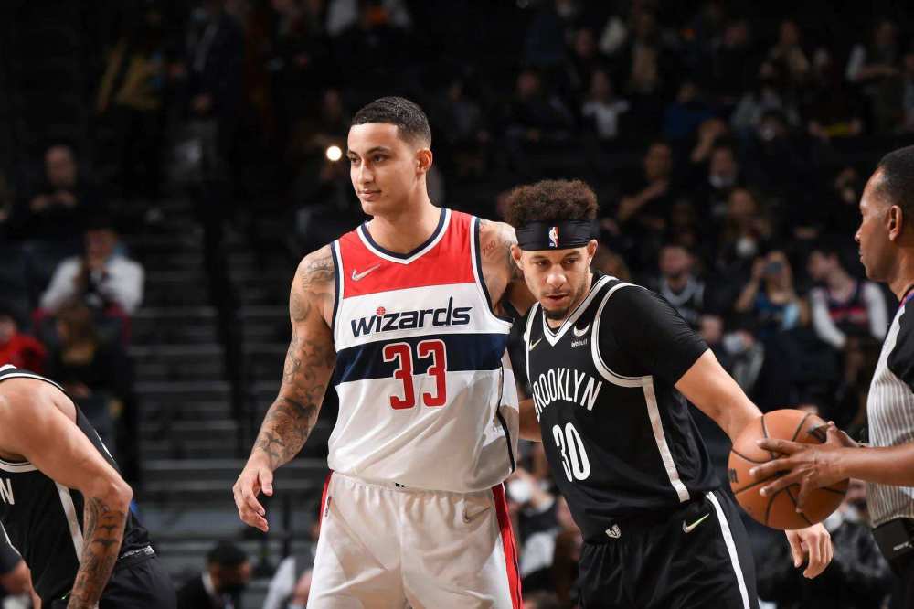 慎入，尼日利亚超比赛中一球员被对方球迷冲进场内割喉（慎入：尼日利亚联赛惊魂，对方球迷闯入赛场割喉球员）