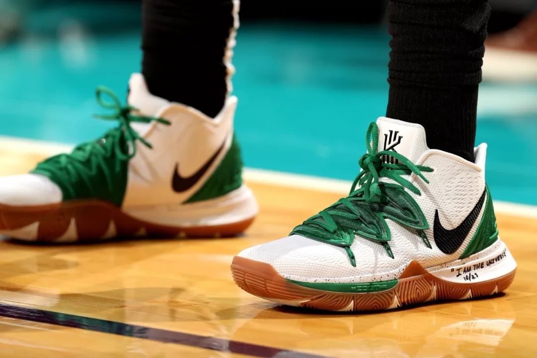 感谢俱乐部，U16国少球员身穿各自俱乐部训练服拍摄全家福（向俱乐部致意，U16国少队员着本队训练服拍全家福）