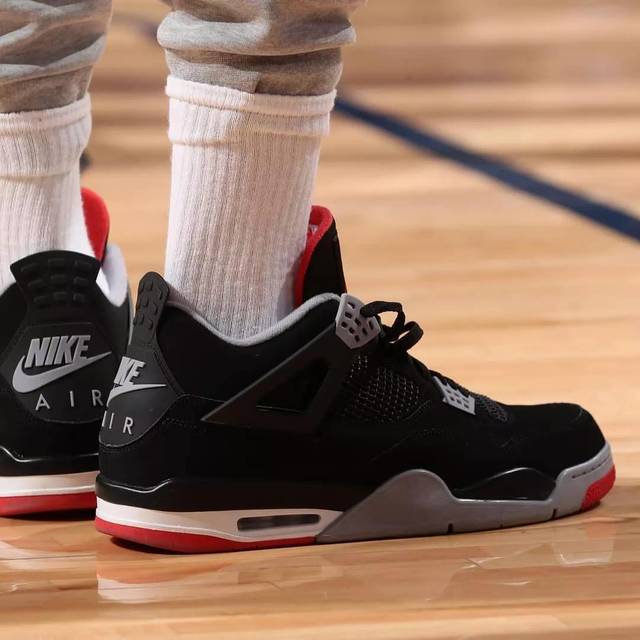 英超前瞻：狼队开局14轮不胜沦为鱼腩，曼联冲击欧战区（英超前瞻：狼队开季14轮未开胡成送分童子，曼联力争跻身欧战区）