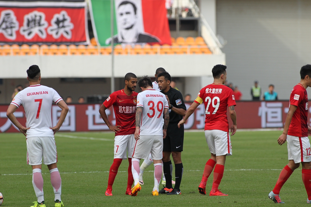 TA：纽卡继续在欧冠中高歌猛进；丹-伯恩的头球破门无与伦比（TA：纽卡欧冠再下一城；丹·伯恩无解头槌建功）