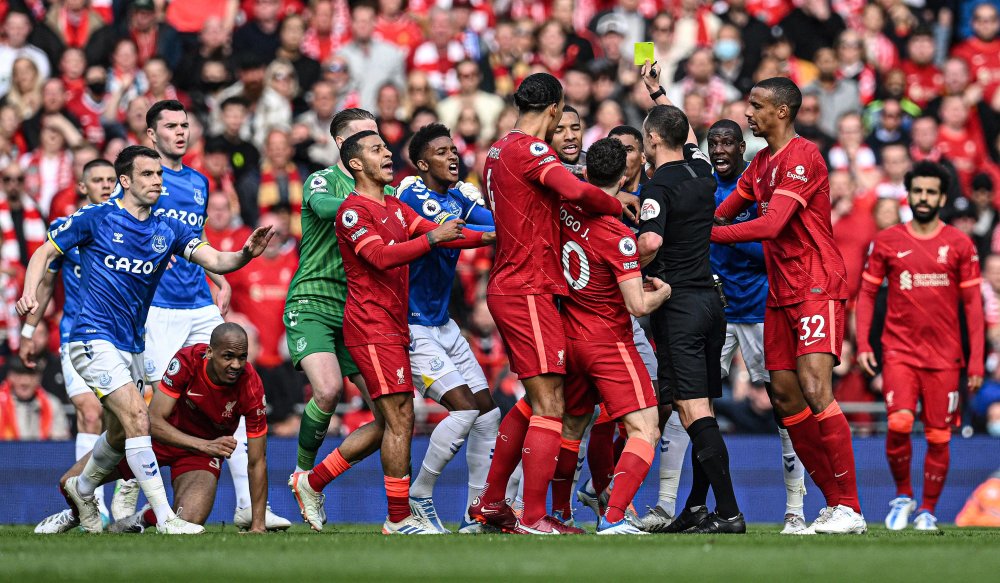 皇马右后卫告急！哈维·阿隆索面临五大选择，巴尔韦德成最佳替身（皇马右后卫告急：哈维·阿隆索权衡五种方案，巴尔韦德被视为最佳替代者）