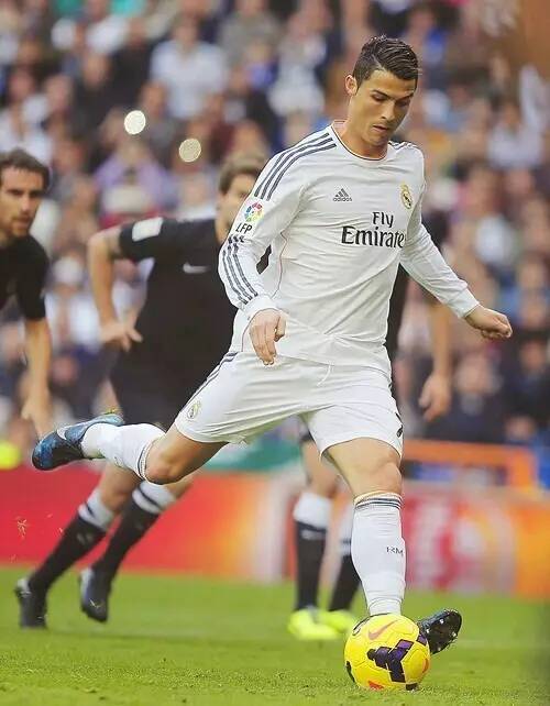 罗马因进攻乏力计划引中锋以提升欧冠竞争力。（进攻乏力，罗马拟引中锋增强欧冠竞争力）