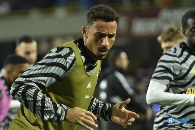 足球世界杯再次出现误判，慢镜头疯传（世界杯再现误判，慢镜头刷屏）