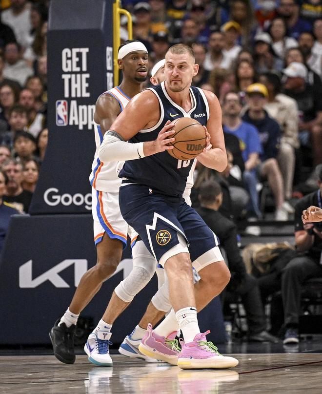 7胜破咒！肘伤缠身的郑钦文为何能硬刚TOP10？（肘伤未愈，郑钦文何以斩获七胜打破TOP10魔咒？）